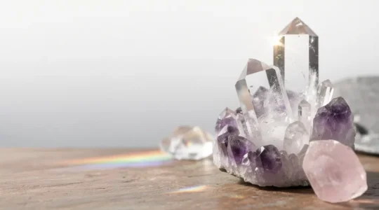 Composition artistique de cristaux naturels avec effets de résonance vibratoire et lumineuse