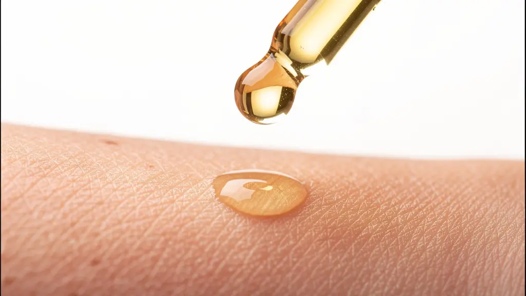 Gros plan macro sur l'application délicate d'huile essentielle sur la peau avec un compte-gouttes